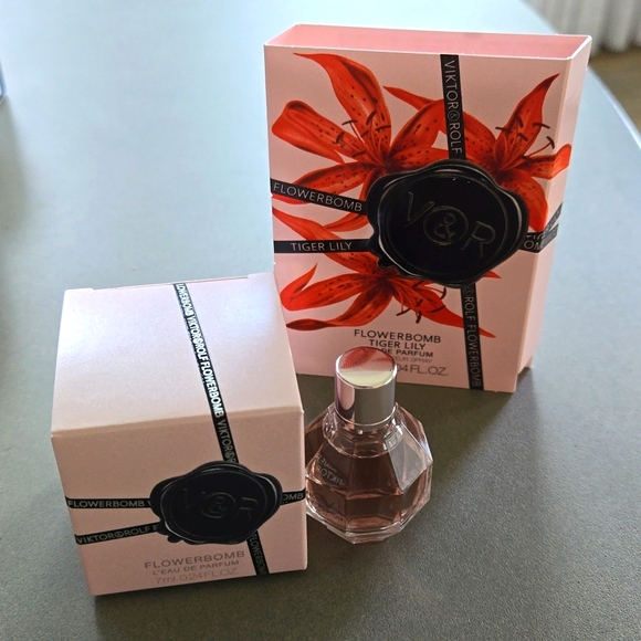 New in box never used Viktor & Rolf Flowerbomb deluxe mini glass  bottle Cap top - Picture 1 of 1